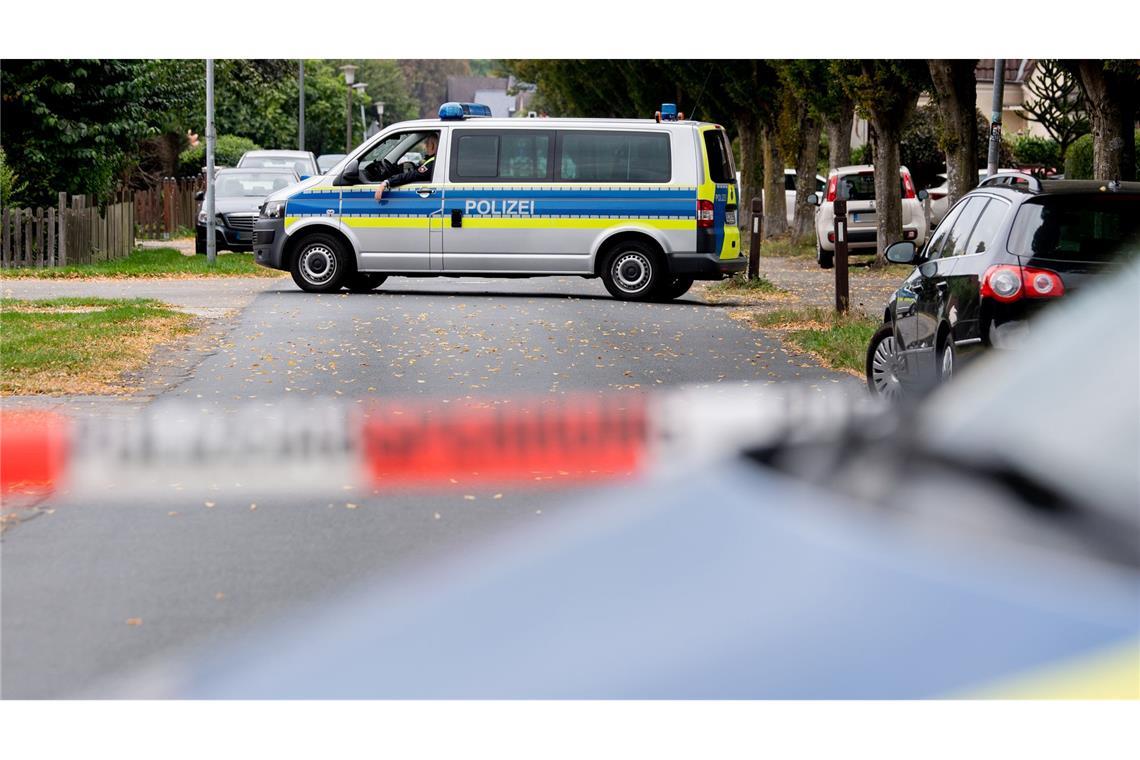 Vier Tote bei Gewalttat – "Oldenburg trauert" Die Polizei sicherte am Nachmittag in dem Wohnhaus Spuren.