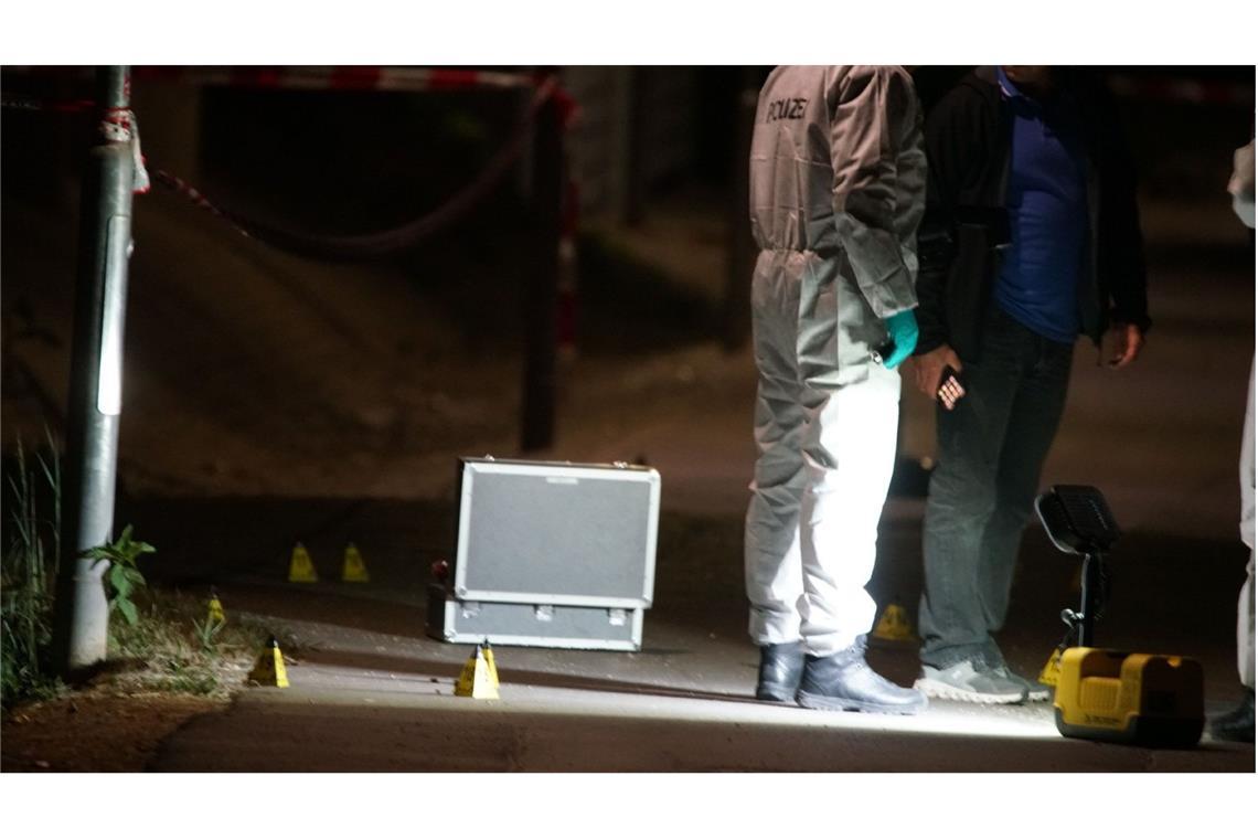 25-Jähriger durch Schuss in Göppingen schwer verletzt Die Polizei sicherte am späten Samstagabend den Tatort in Göppingen.