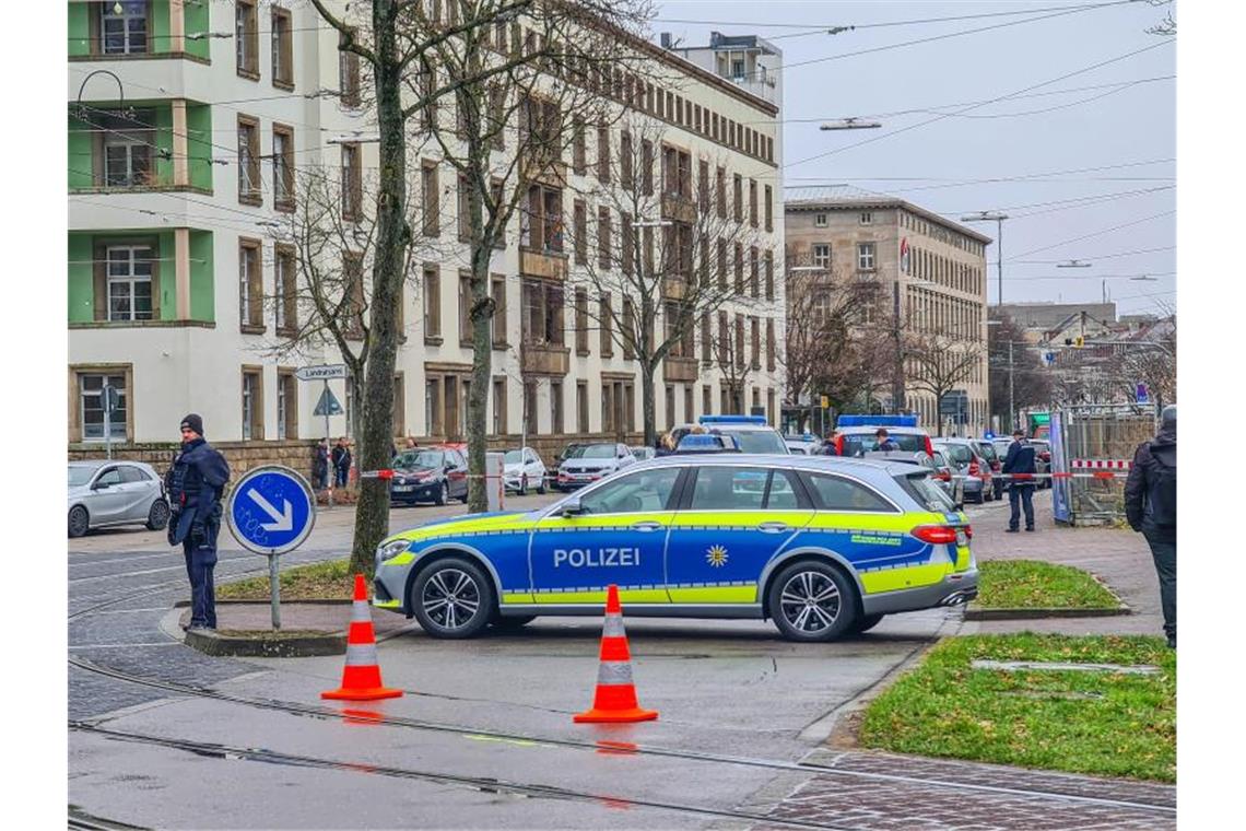 Landratsamtsgebäude wegen Drohung geräumt Die Polizei sperrt das Gebiet rund um das Landratsamt in Karlsruhe ab. Foto: Aaron Klewer/Einsatz-Report24 /dpa