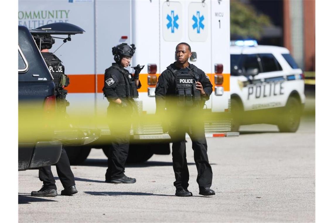 Die Polizei sperrt den Tatort in einem Kroger-Lebensmittelgeschäft ab. Foto: Joe Rondone/The Tennessean/AP/dpa