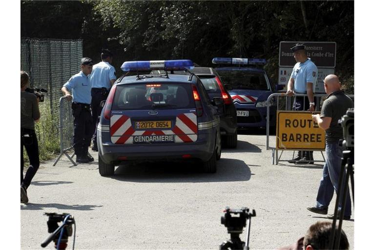 Die Polizei sperrt die Straße zum Tatort ab (2012). Foto: Norbert Falco/Le Dauphine/MAXPPP/dpa