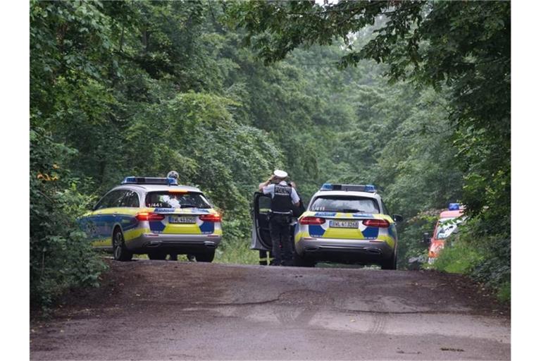 Die Polizei sperrt die Zufahrt zum Gebiet in dem ein Kleinflugzeug vom Typ "Piper" abgestürzt ist. Nach dem Absturz mit drei Toten dauern die Ermittlungen zur Ursache des Unglücks weiter an. Foto: Sdmg / Dettenmeyer/SDMG/dpa
