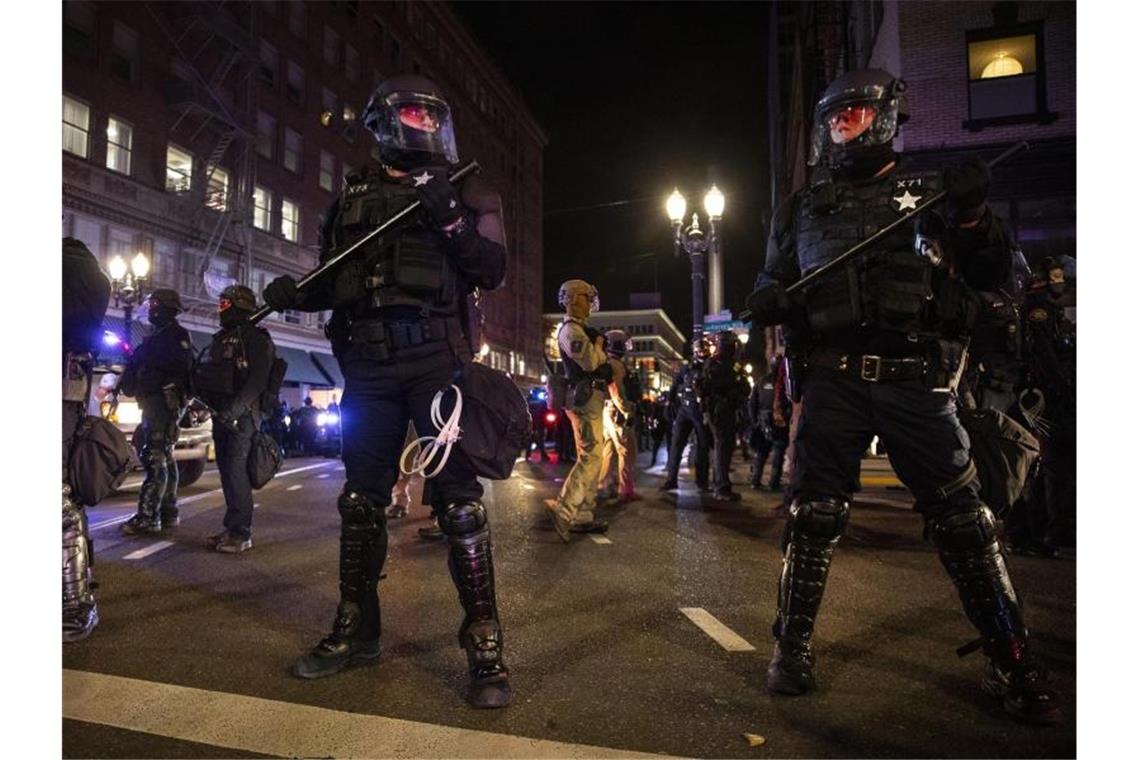 Die Polizei sperrt eine Straße in Portland im Bundesstaat Oregon ab. Foto: Paula Bronstein/FR171772 AP/dpa