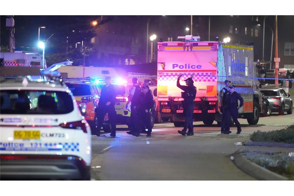 Die Polizei sperrt einen Bereich am Bondi Beach in Sydney ab. Zwei Männer hatten das Feuer eröffnet, es gibt viele Tote und Verletzte.