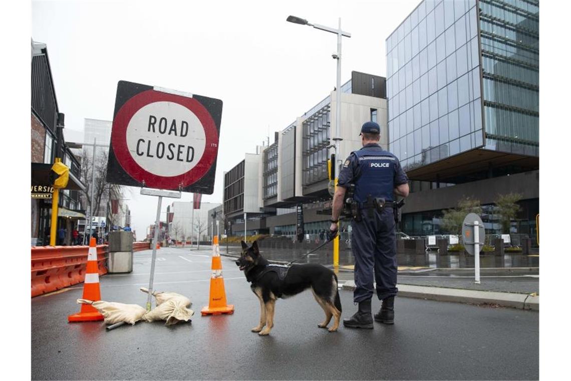 Die Polizei sperrt vor dem Obersten Gerichtshof in Christchurch eine Straße ab. Foto: Martin Hunter/AAP/dpa