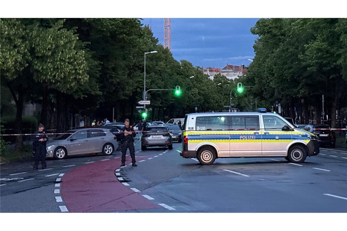Messerstecherin randalierte vor neuer Tat in Laden Die Polizei sperrte den Tatort ab.