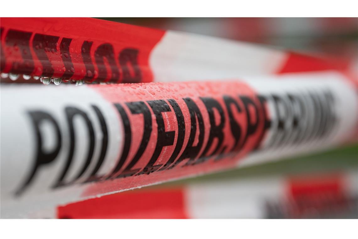 Mann erschießt offenbar erst Ehefrau und dann sich selbst Die Polizei sperrte den Tatort ab (Symbolbild).