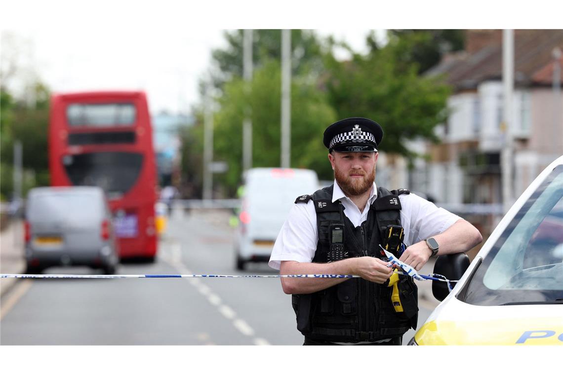 Die Polizei sperrte den Tatort im Londoner Stadtteil Hainault ab.