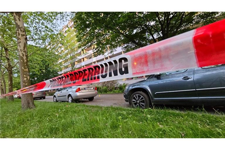 Die Polizei sperrte den Tatort in der Innenstadt von Halle am Sonntagabend weiträumig ab.