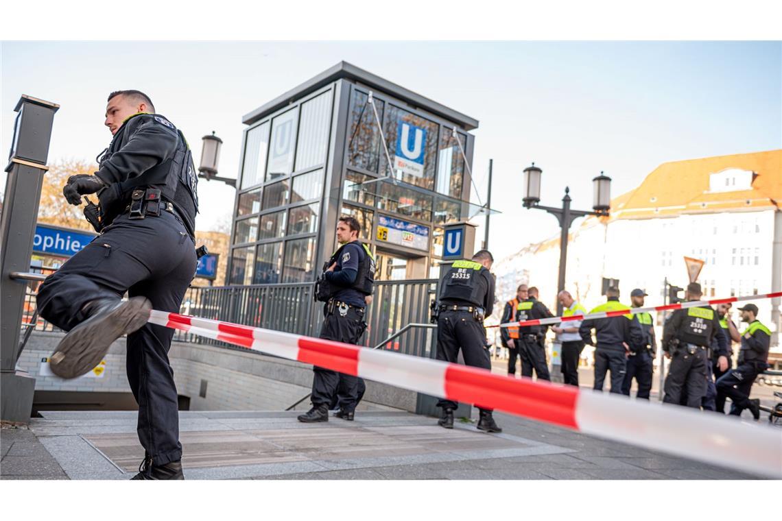 Polizeischüsse nach tödlicher Messerattacke in U-Bahnhof Die Polizei sperrte den U-Bahnhof ab.