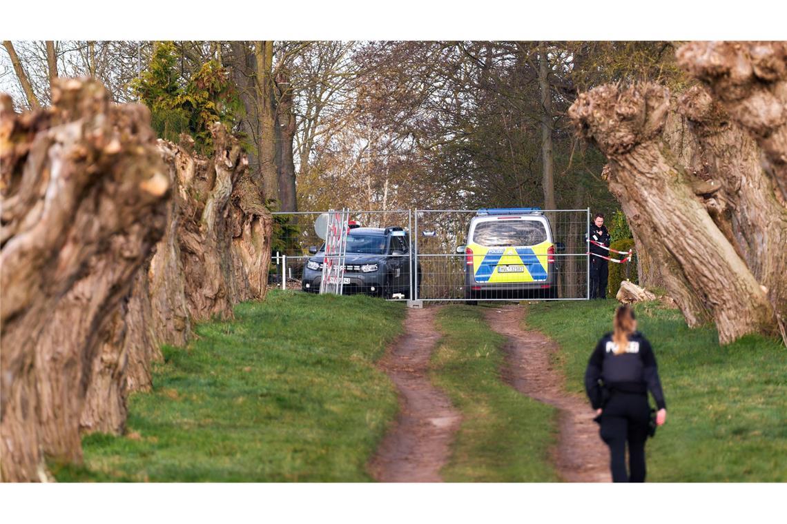 Die Polizei sperrte den Zugang zum Ufer der Insel Poel ab.