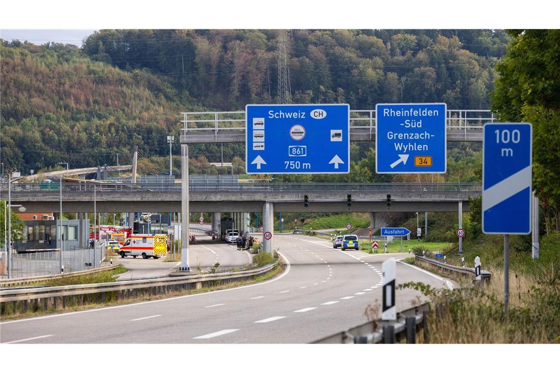 Die Polizei sperrte die Autobahn an der Grenze zur Schweiz. 