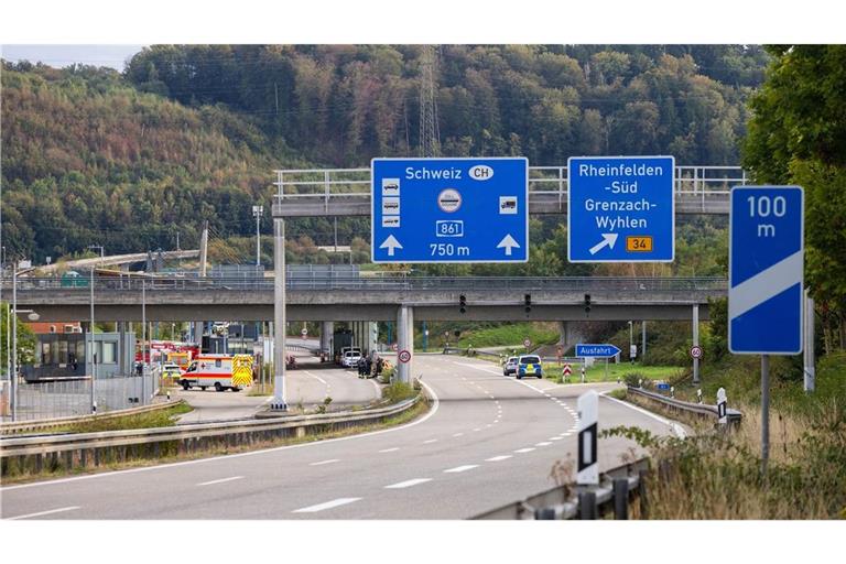 Die Polizei sperrte die Autobahn an der Grenze zur Schweiz. 