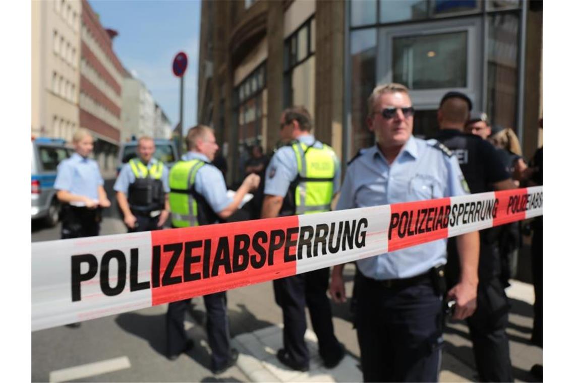 Die Polizei sperrte eine Straße in der Kölner Innenstadt. Foto: Oliver Berg