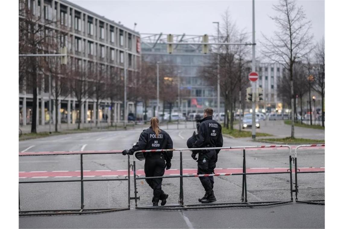 Die Polizei sperrte Straßen und trennte die Aufmärsche voneinander. Foto: Ole Spata/dpa