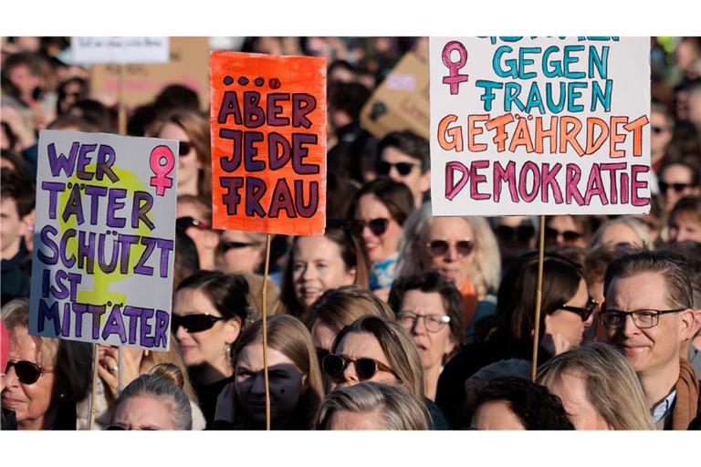 Die Polizei sprach von 6700 Teilnehmerinnen und Teilnehmern, die Veranstalter von 13.000 Menschen.