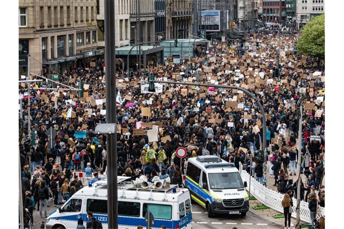 Zehntausende demonstrieren in Deutschland gegen Rassismus
