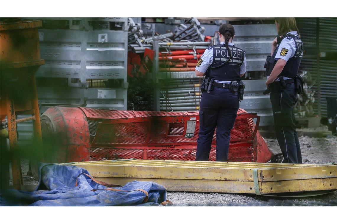 Drei Tote nach Gondelabsturz - Gedenken am Unglücksort Die Polizei spricht von einem komplexen Ermittlungsverfahren.