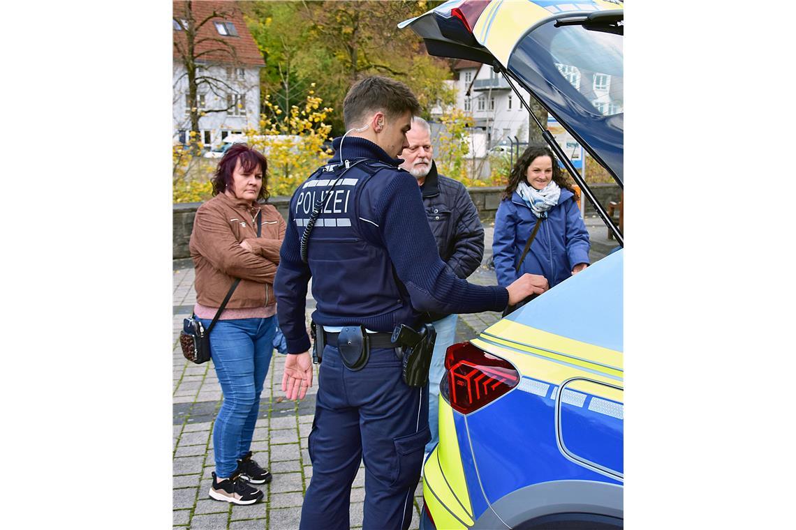 Die Polizei steht im Biegel Rede und Antwort. Backnanger Gänsemarkt 2025.