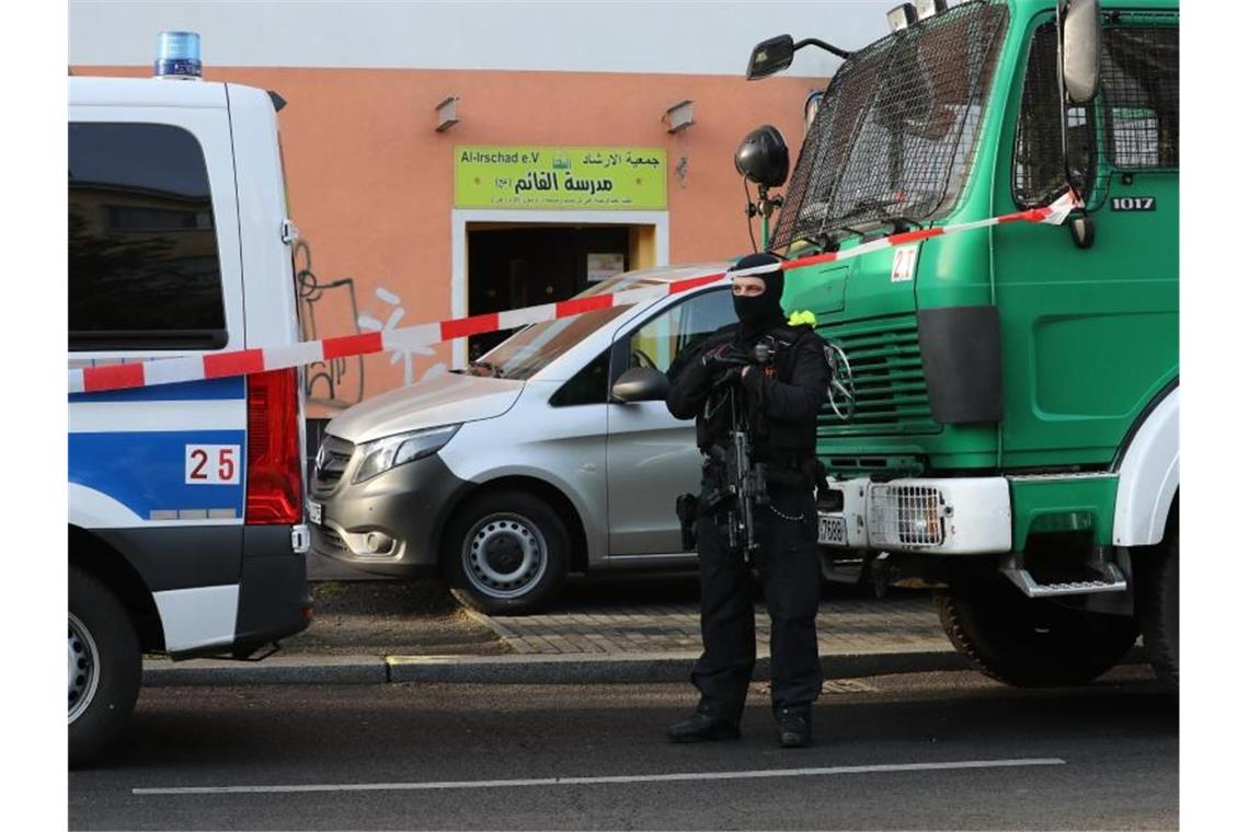Betätigungsverbot für Hisbollah in Deutschland Die Polizei steht vor der Al-Irschad-Moschee in Berlin. Foto: Christoph Soeder/dpa