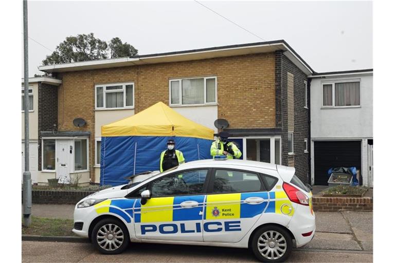Die Polizei steht vor einem Haus in Deal in der Grafschaft Kent. Ein Polizist ist dringend tatverdächtig, eine 33-Jährige entführt und getötet zu haben. Foto: Steve Parsons/PA Wire/dpa