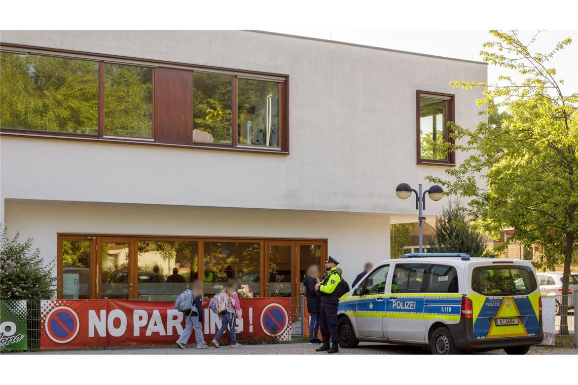 Angriff auf Mitschüler: Tatverdächtiger 13-Jähriger gefasst Die Polizei steht vor einer Grundschule im Berliner Bezirk Spandau, während Schüler am Morgen zur Schule kommen.