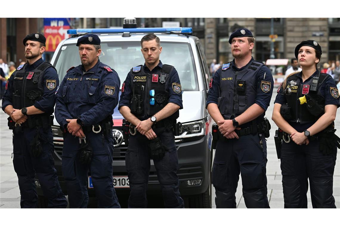 Österreich steht still – Trauerminute für die Toten Die Polizei steht während der Trauerminute am Stephansplatz in der Wiener Innenstadt.