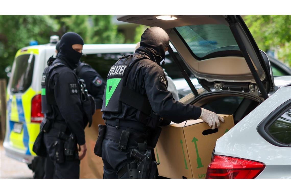 Die Polizei stellte Gegenstände sicher.
