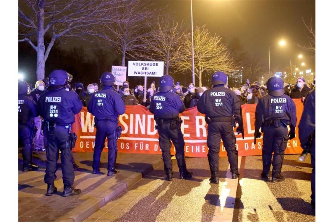 Bundesweit demonstrieren Tausende gegen Corona-Politik Die Polizei stoppt eine Demonstration in Rostock. Foto: Bernd Wüstneck/dpa-Zentralbild/dpa