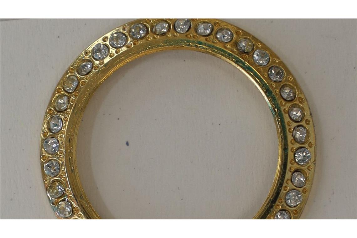 Die Polizei sucht die rechtmäßigen Besitzer der Schmuckstücke.