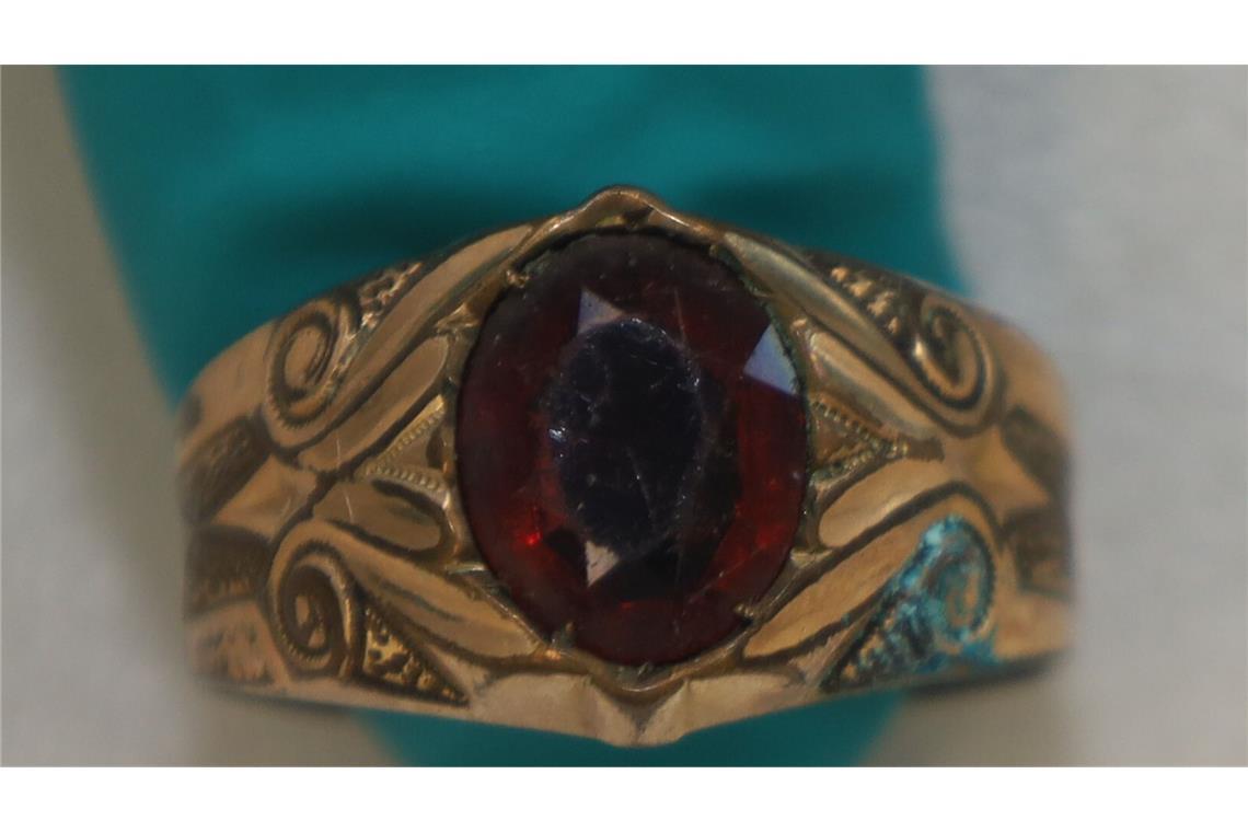 Die Polizei sucht die rechtmäßigen Besitzer der Schmuckstücke.