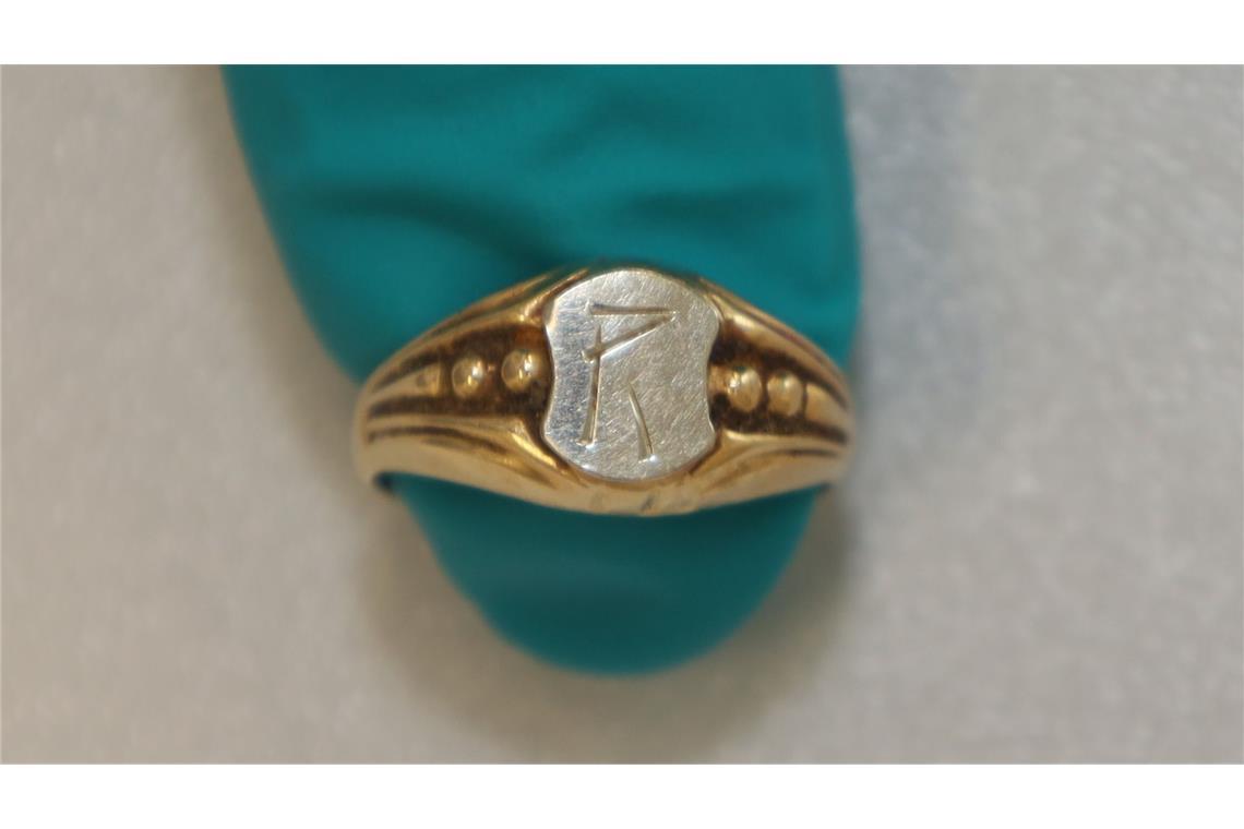 Die Polizei sucht die rechtmäßigen Besitzer der Schmuckstücke.