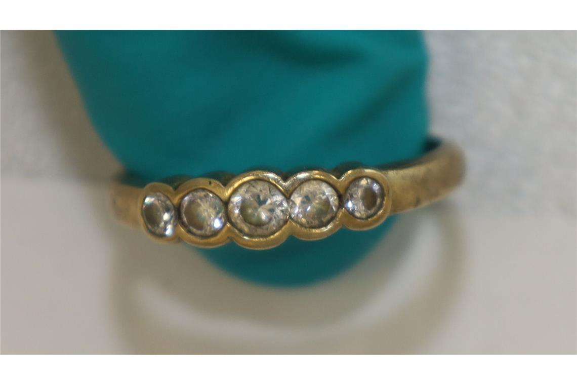 Die Polizei sucht die rechtmäßigen Besitzer der Schmuckstücke.