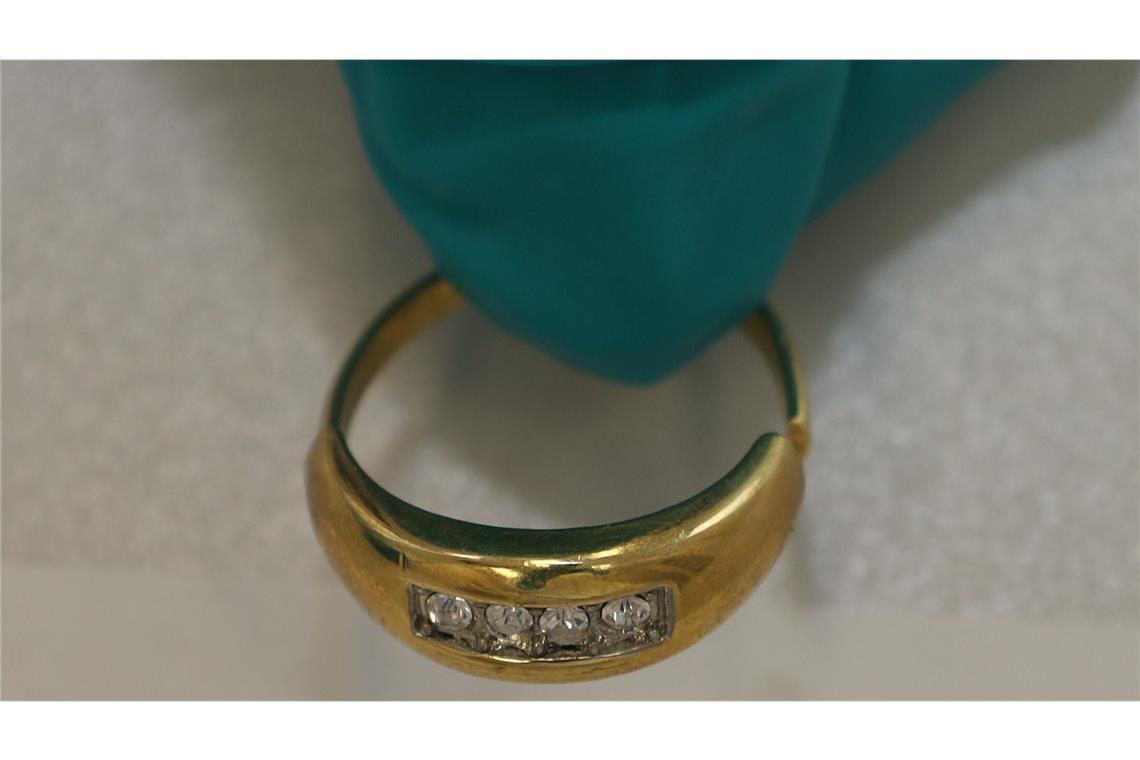 Die Polizei sucht die rechtmäßigen Besitzer der Schmuckstücke.