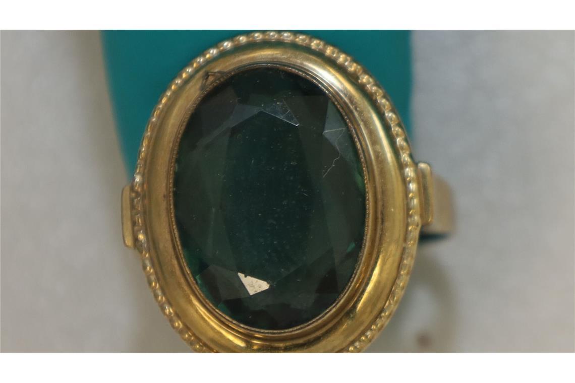 Die Polizei sucht die rechtmäßigen Besitzer der Schmuckstücke.