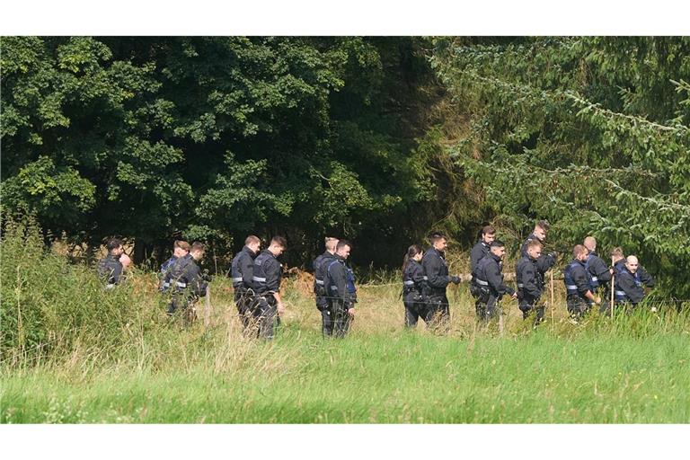 Die Polizei sucht in der Nähe des Leichenfundorts nach Spuren, die mit der Tat zu tun haben könnten.