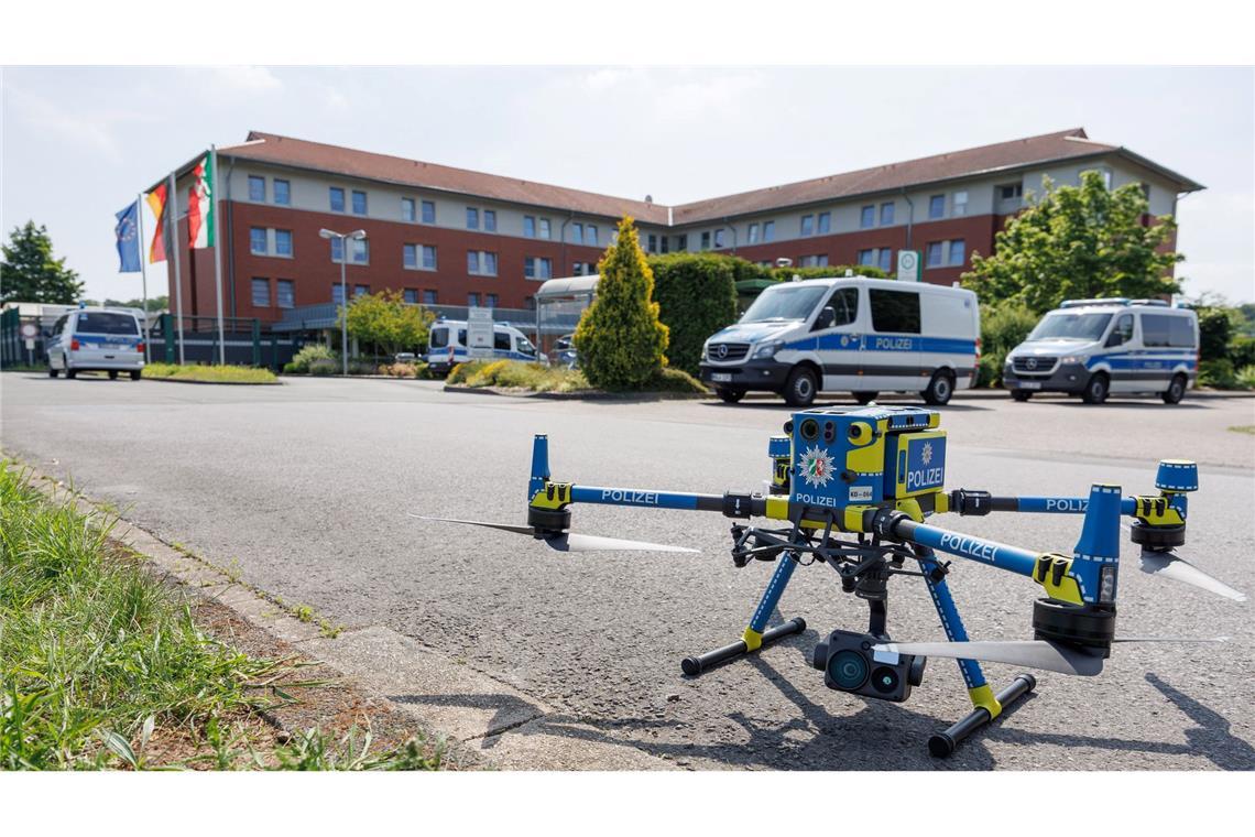Polizei jagt zwei Straftäter nach Doppelflucht in NRW Die Polizei sucht mit einem großen Aufgebot und auch technischen Hilfsmitteln nach den Straftätern.
