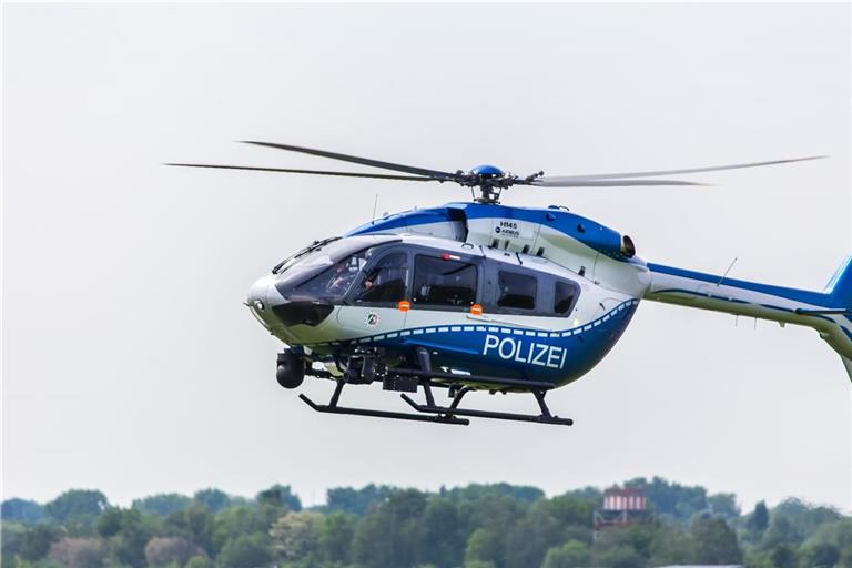 Die Polizei sucht mit einem Hubschrauber nach der Vermissten. Symbolfoto: Adobe Stock