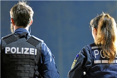 Die Polizei sucht nach dem Unbekannten. Symbolfoto: Tobias Sellmaier