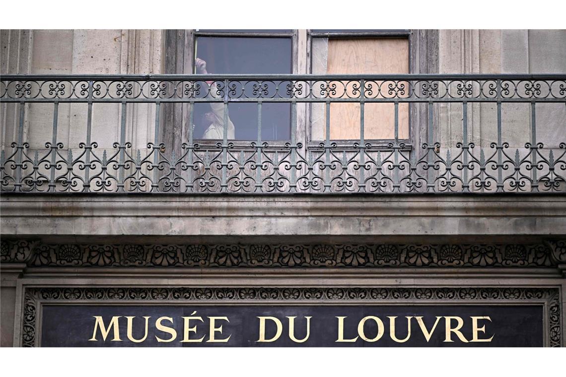 Louvre-Diebstahl: Kritik an Sicherheitslücken wächst Die Polizei sucht nach Spuren der flüchtigen Täter.
