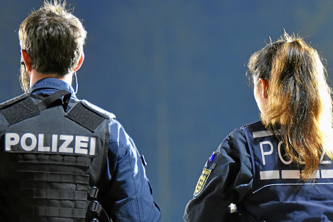 Die Polizei sucht Zeugen, die den Vorfall beobachtet haben. Symbolfoto: Tobias Sellmaier