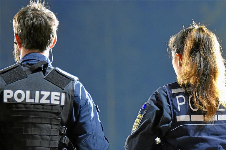 Die Polizei sucht Zeugen, die den Vorfall beobachtet haben. Symbolfoto: Tobias Sellmaier