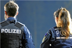 Die Polizei sucht Zeugen, die den Vorfall beobachtet haben. Symbolfoto: Tobias Sellmaier