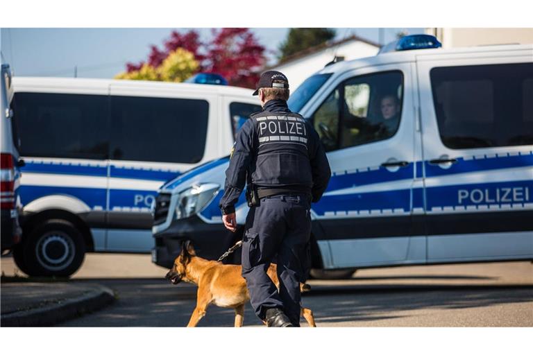 Die Polizei suchte auch mit Hunden nach dem Kind. (Symbolbild)