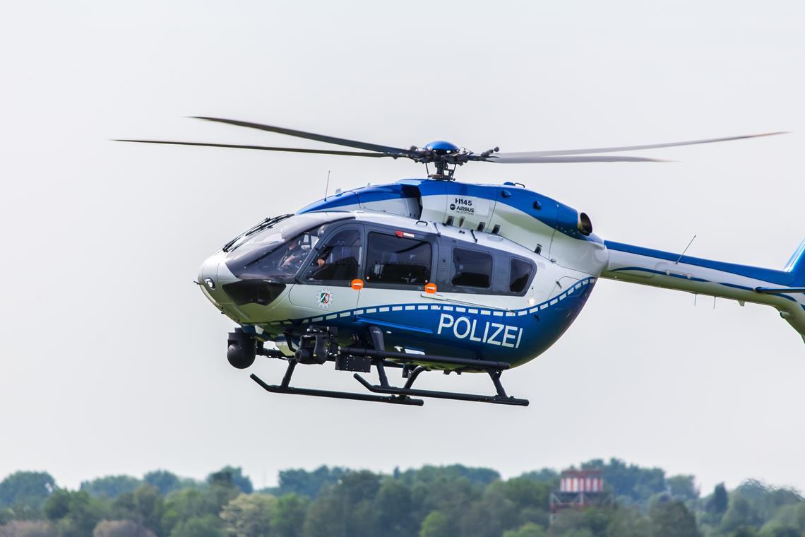 Die Polizei suchte unter anderem mit einem Hubschrauber. Symbolfoto: Tobias Arhelger/stock.adobe.com