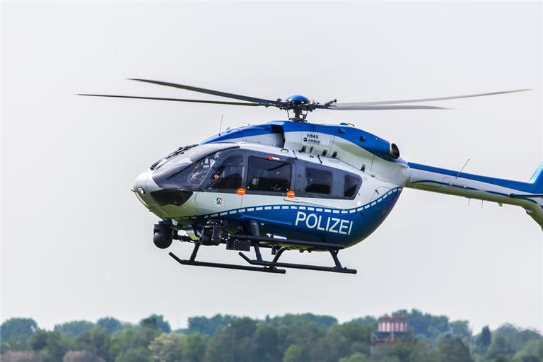 Die Polizei suchte unter anderem mit einem Hubschrauber. Symbolfoto: Tobias Arhelger/stock.adobe.com