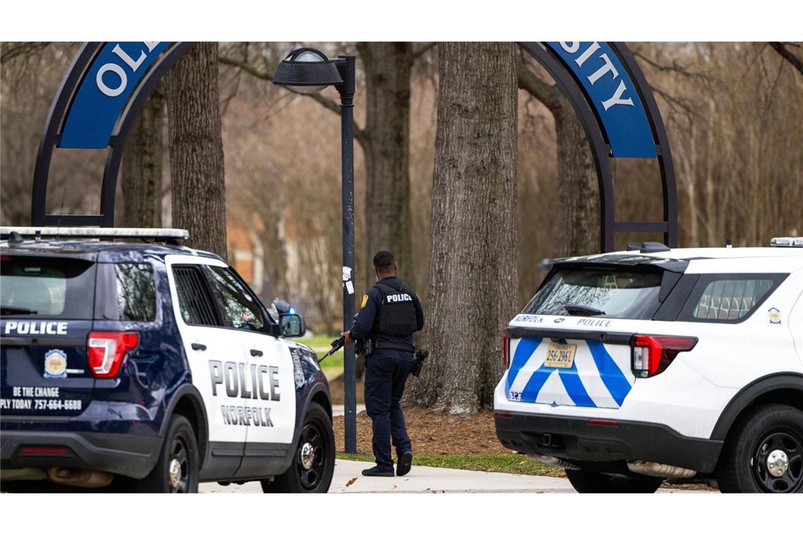 Die Polizei trifft vor dem Campus der Old Dominion University ein, nachdem ein bewaffneter Mann das Feuer eröffnet hat. Die Bundespolizei FBI ermittelt inzwischen zu einem möglichen Terrorakt.