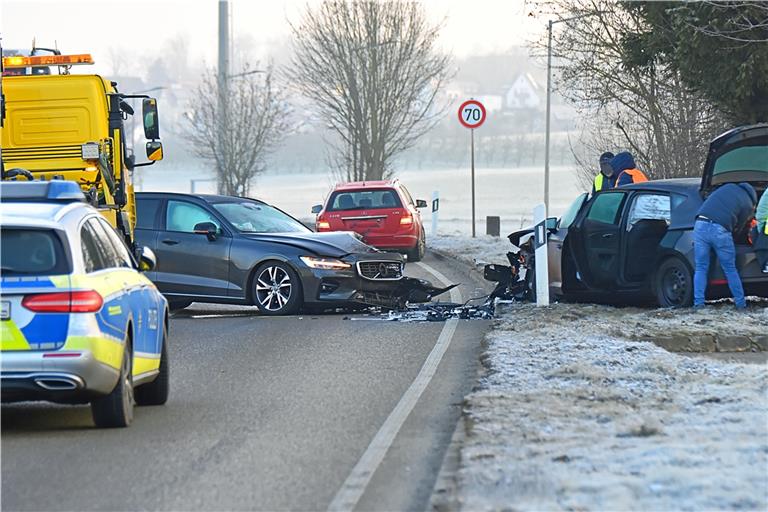 Die Polizei und der Abschleppdienst waren noch bis 8.30 Uhr im Einsatz. Foto: Tobias Sellmaier