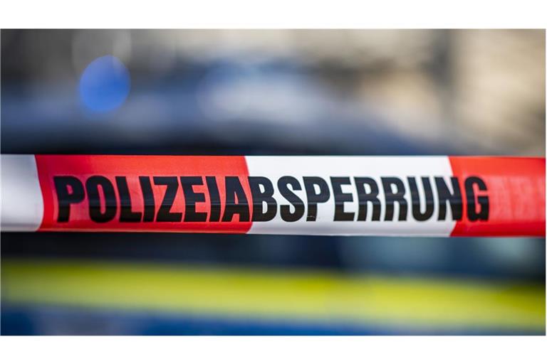 Die Polizei und die Mordkommission ermitteln (Symbolbild).