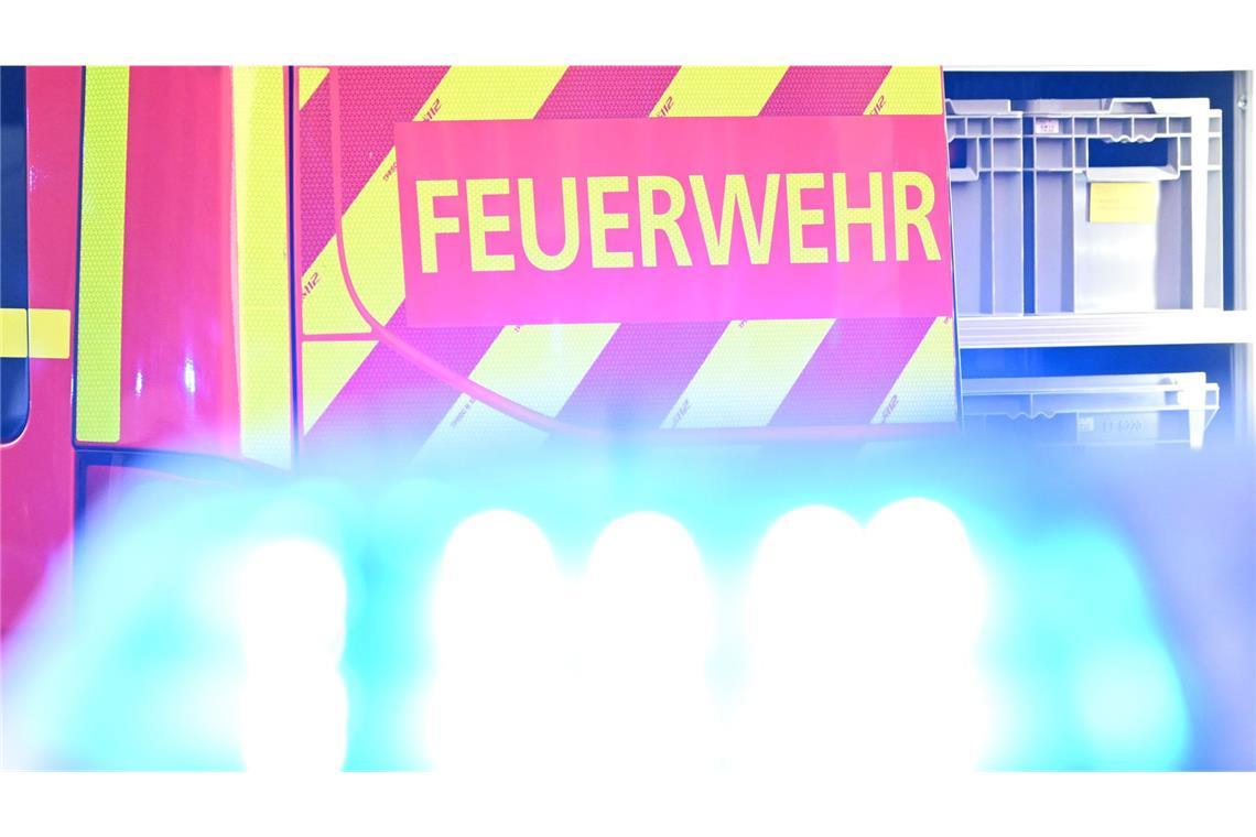Die Polizei und Feuerwehr sind vor Ort (Symbolbild).